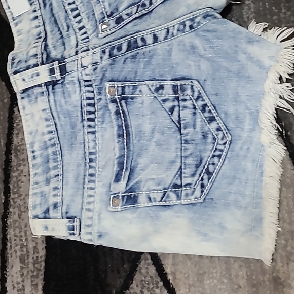BUCKLE DAYTRIP CAPRICORN STUD EMBROIDERED ACID WASH RAW DENIM JEAN SHORTS - Picture 11 of 15